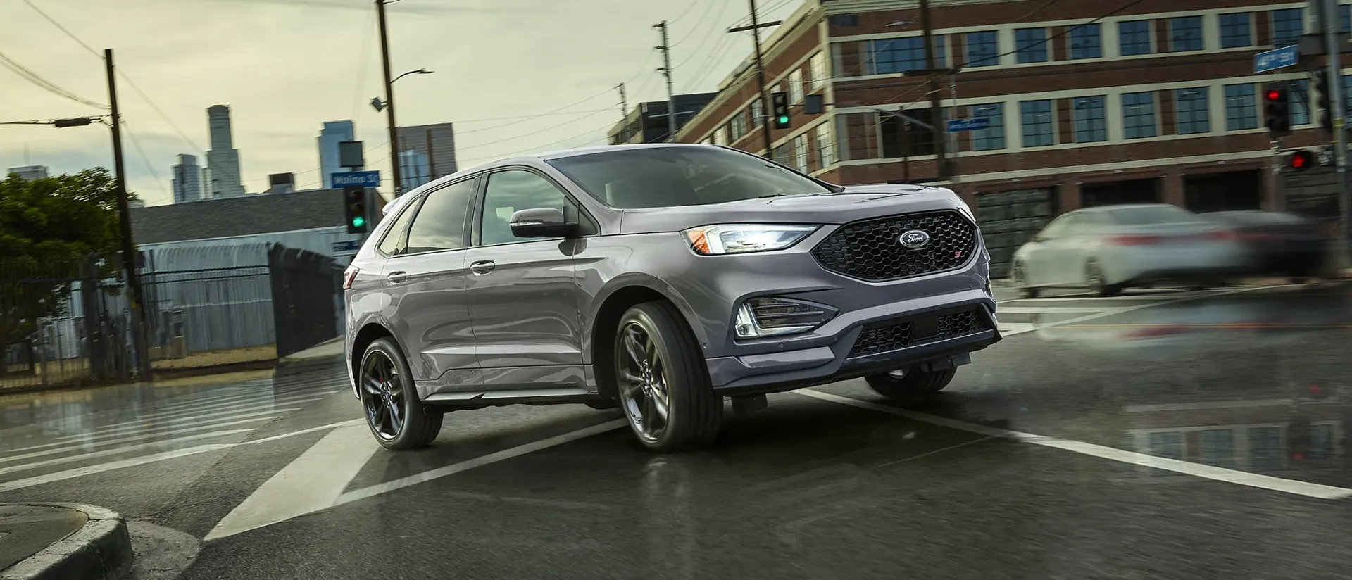 Ford Edge qui roule sur une route en automne, la chaussée est mouillée par une forte orage. Le Edge tien bien la route par la traction intégrale