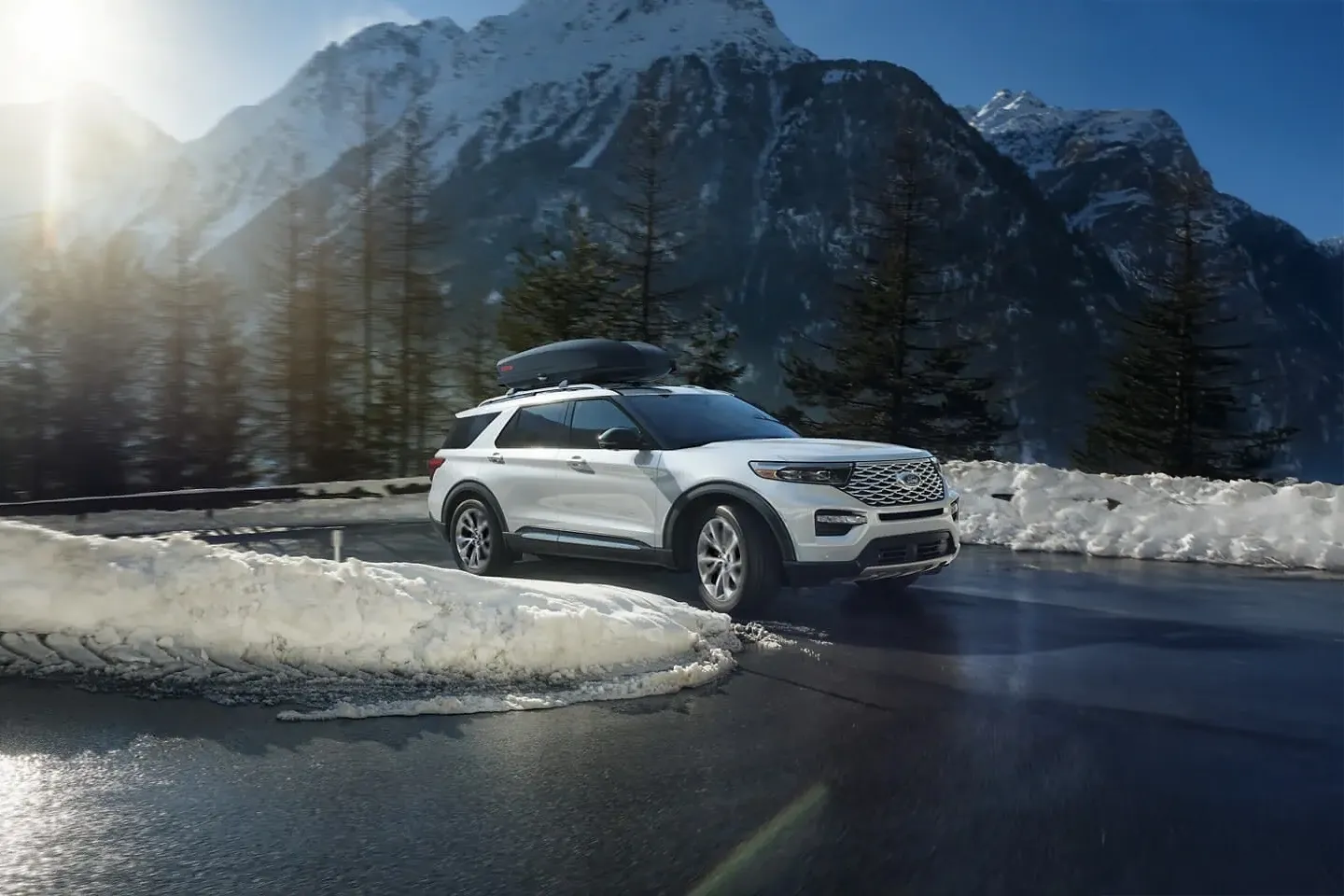 Ford Explorer qui roule sur une route hivernal avec un chemin montagneux