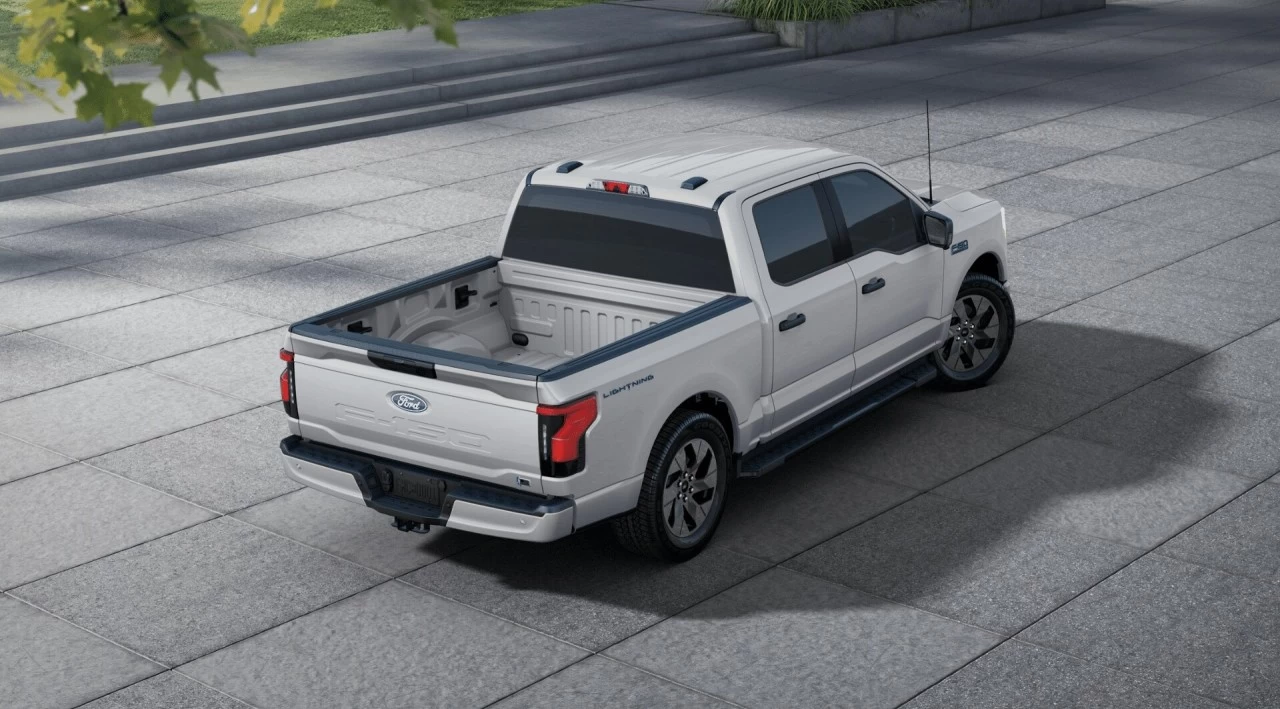 2024 Ford F-150 Lightning XLT 4X4 https://www.st-norbertford.com/resize/b990ff35b810a3abc0cc817b2ca24889-1