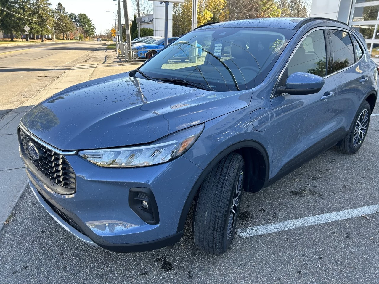 2025 Ford Escape PHEV https://www.st-norbertford.com/resize/b990ff35b810a3abc0cc817b2ca24889-1