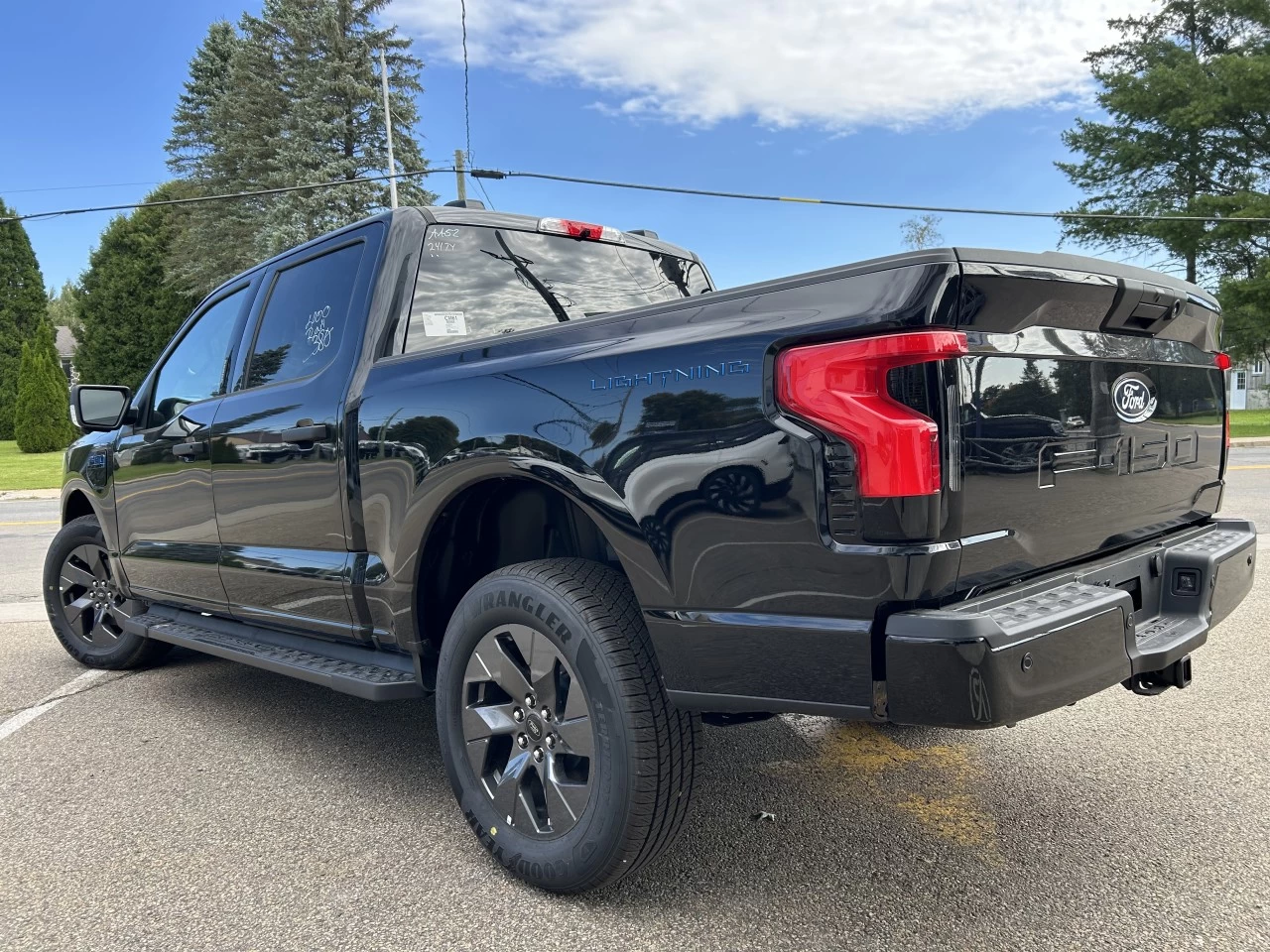 2024 Ford F-150 Lightning XLT 4x4 https://www.st-norbertford.com/resize/b990ff35b810a3abc0cc817b2ca24889-1