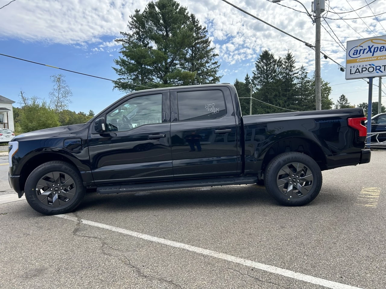 2024 Ford F-150 Lightning XLT 4x4 https://www.st-norbertford.com/resize/b990ff35b810a3abc0cc817b2ca24889-1