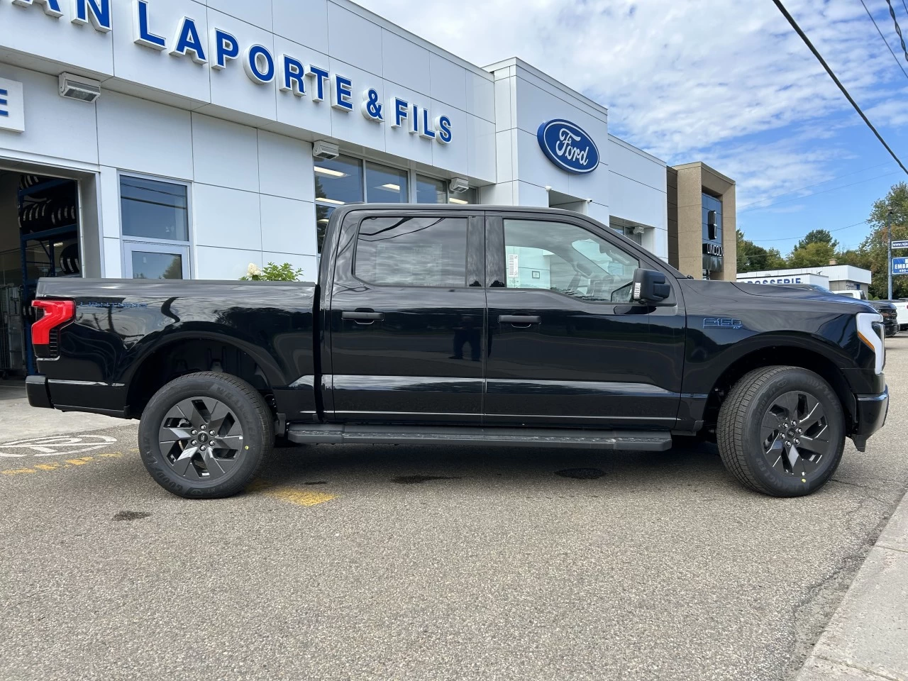 2024 Ford F-150 Lightning XLT 4x4 https://www.st-norbertford.com/resize/b990ff35b810a3abc0cc817b2ca24889-1