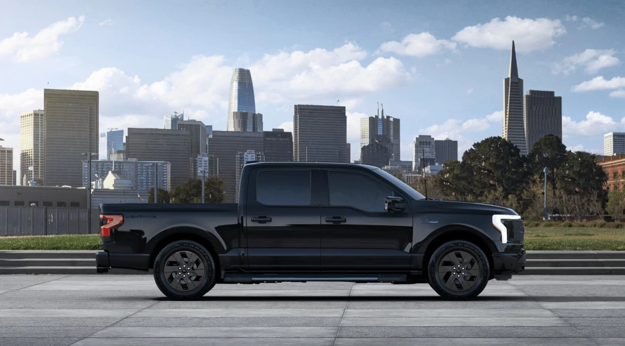 2025 Ford F-150 Lightning  https://www.st-norbertford.com/resize/b990ff35b810a3abc0cc817b2ca24889-1