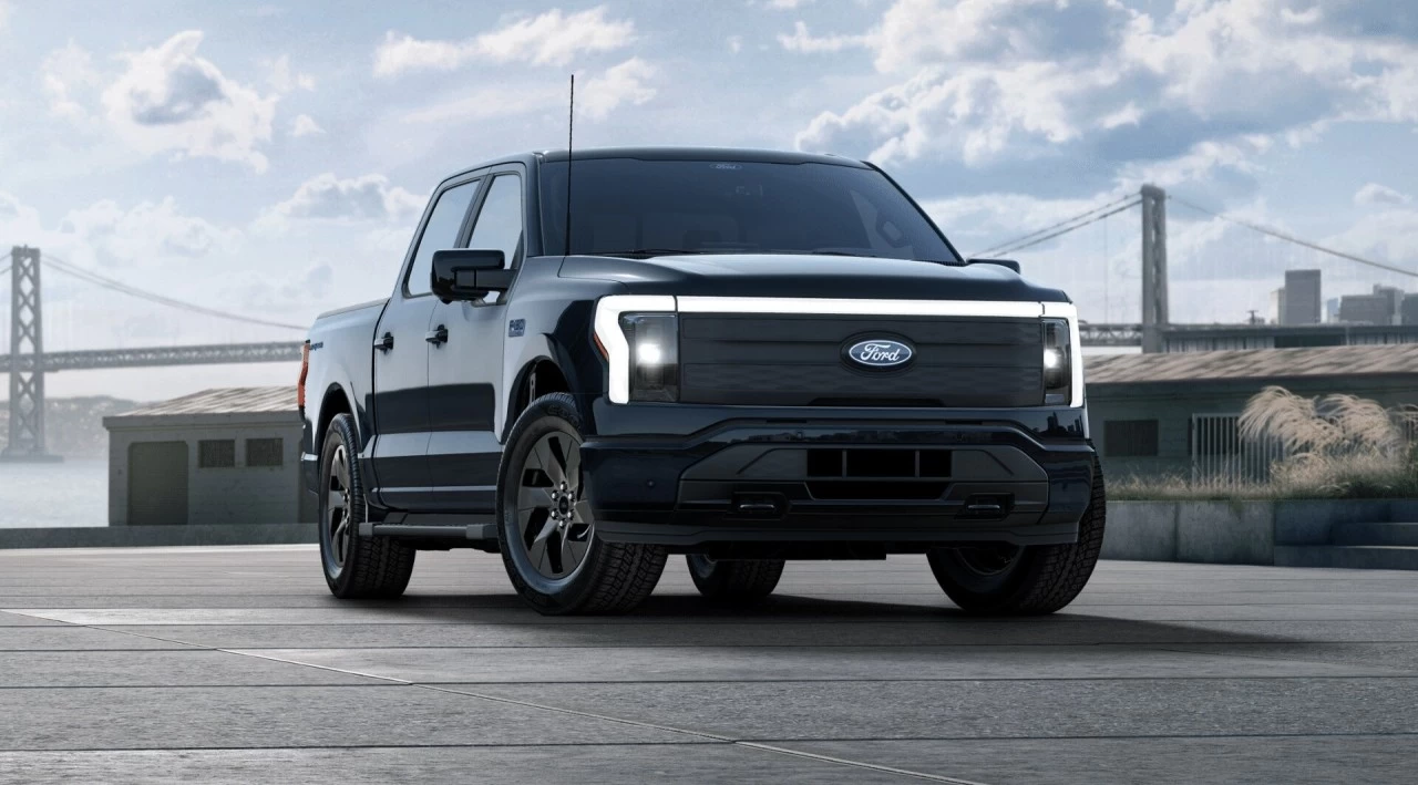 2025 Ford F-150 Lightning  https://www.st-norbertford.com/resize/b990ff35b810a3abc0cc817b2ca24889-1