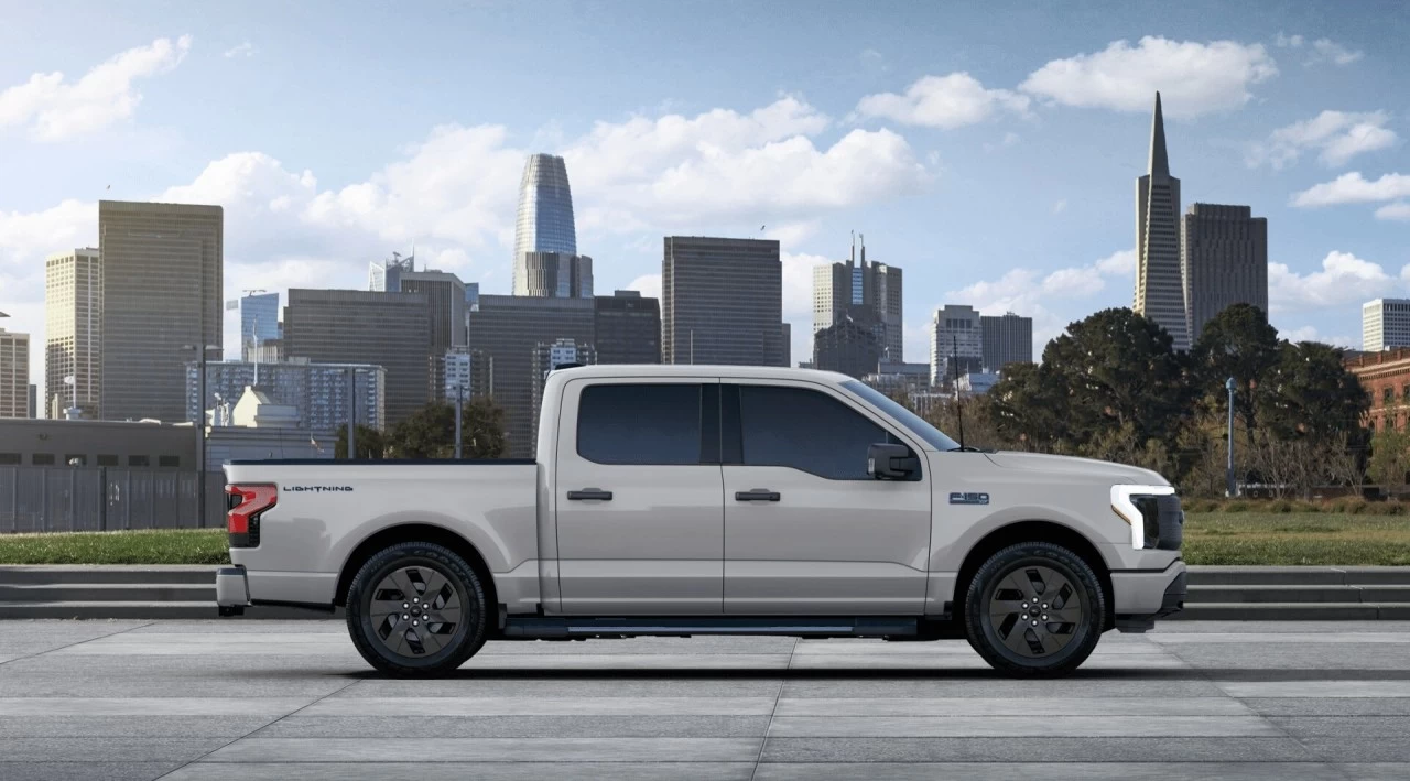 2024 Ford F-150 Lightning XLT 4X4 https://www.st-norbertford.com/resize/b990ff35b810a3abc0cc817b2ca24889-1