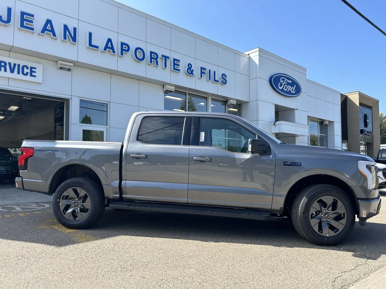 2024 Ford F-150 Lightning FLASH 4x4 https://www.st-norbertford.com/resize/b990ff35b810a3abc0cc817b2ca24889-1