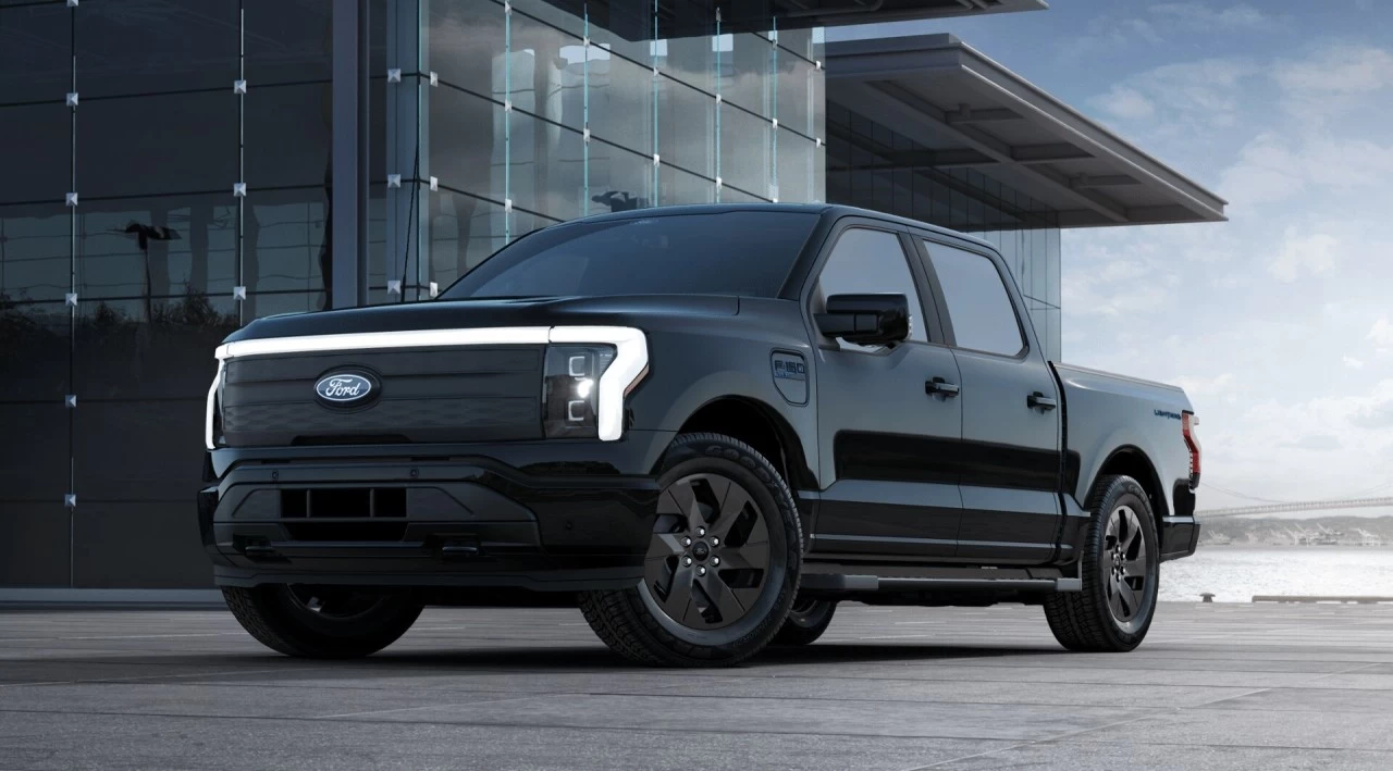 2024 Ford F-150 Lightning LARIAT 4x4 https://www.st-norbertford.com/resize/b990ff35b810a3abc0cc817b2ca24889-1