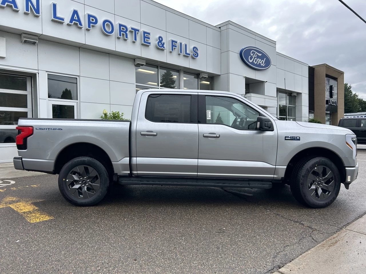 2024 Ford F-150 Lightning Flash https://www.st-norbertford.com/resize/b990ff35b810a3abc0cc817b2ca24889-1