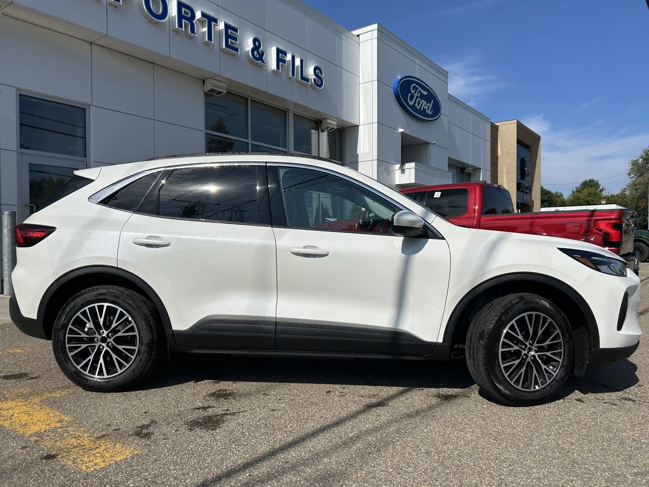 2024 Ford Escape PHEV https://www.st-norbertford.com/resize/b990ff35b810a3abc0cc817b2ca24889-1