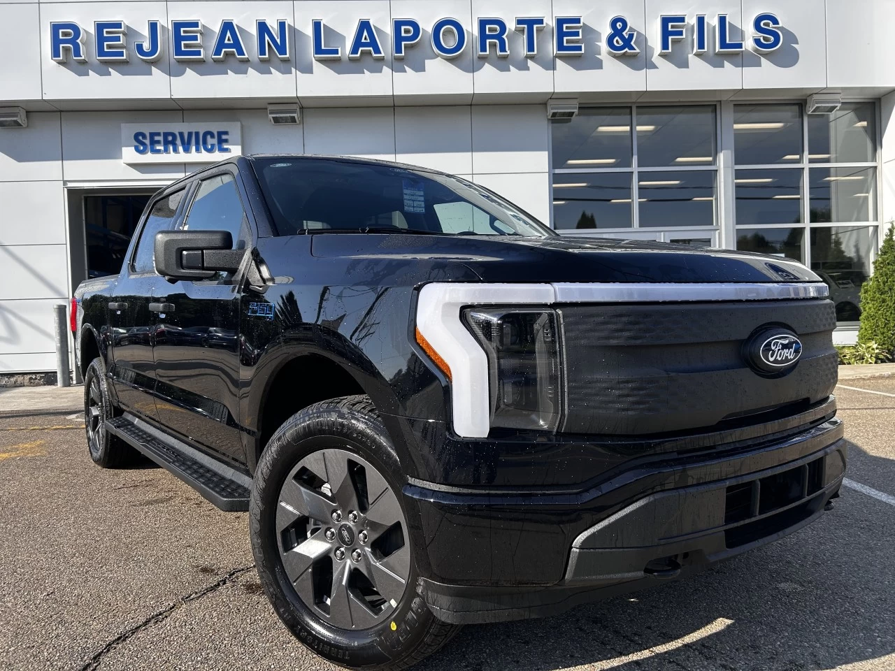 2024 Ford F-150 Lightning XLT 4x4 https://www.st-norbertford.com/resize/b990ff35b810a3abc0cc817b2ca24889-1