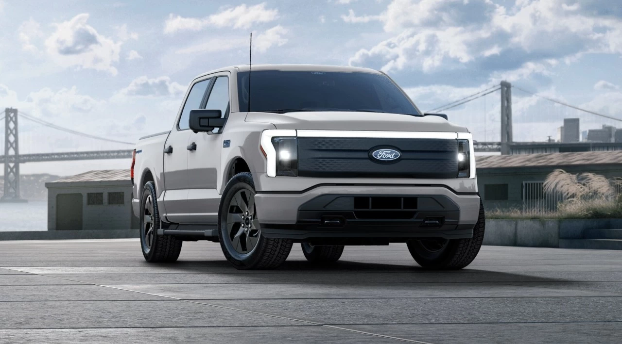 2024 Ford F-150 Lightning XLT 4X4 https://www.st-norbertford.com/resize/b990ff35b810a3abc0cc817b2ca24889-1