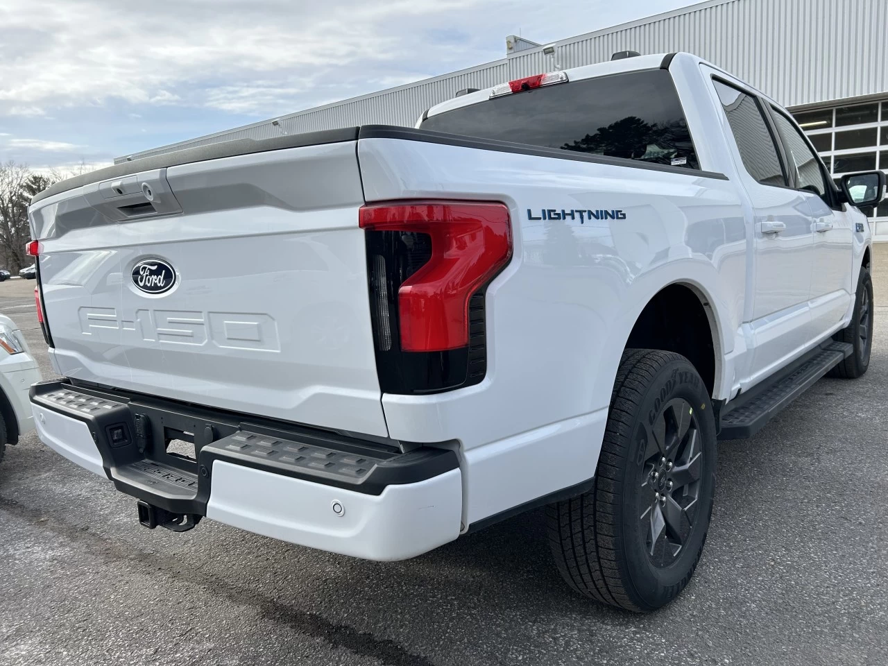 2025 Ford F-150 Lightning FLASH https://www.st-norbertford.com/resize/b990ff35b810a3abc0cc817b2ca24889-1