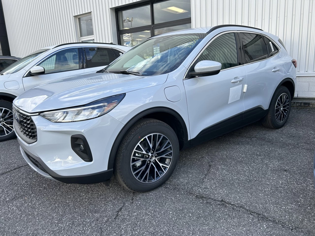 2025 Ford Escape PHEV https://www.st-norbertford.com/resize/b990ff35b810a3abc0cc817b2ca24889-1