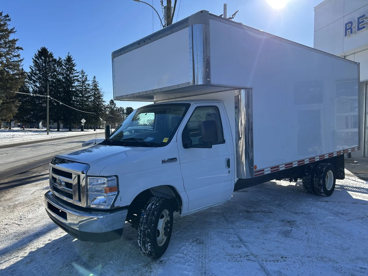 2019 Ford SÉrie E tronquÉ E-450 DRW WB Image principale