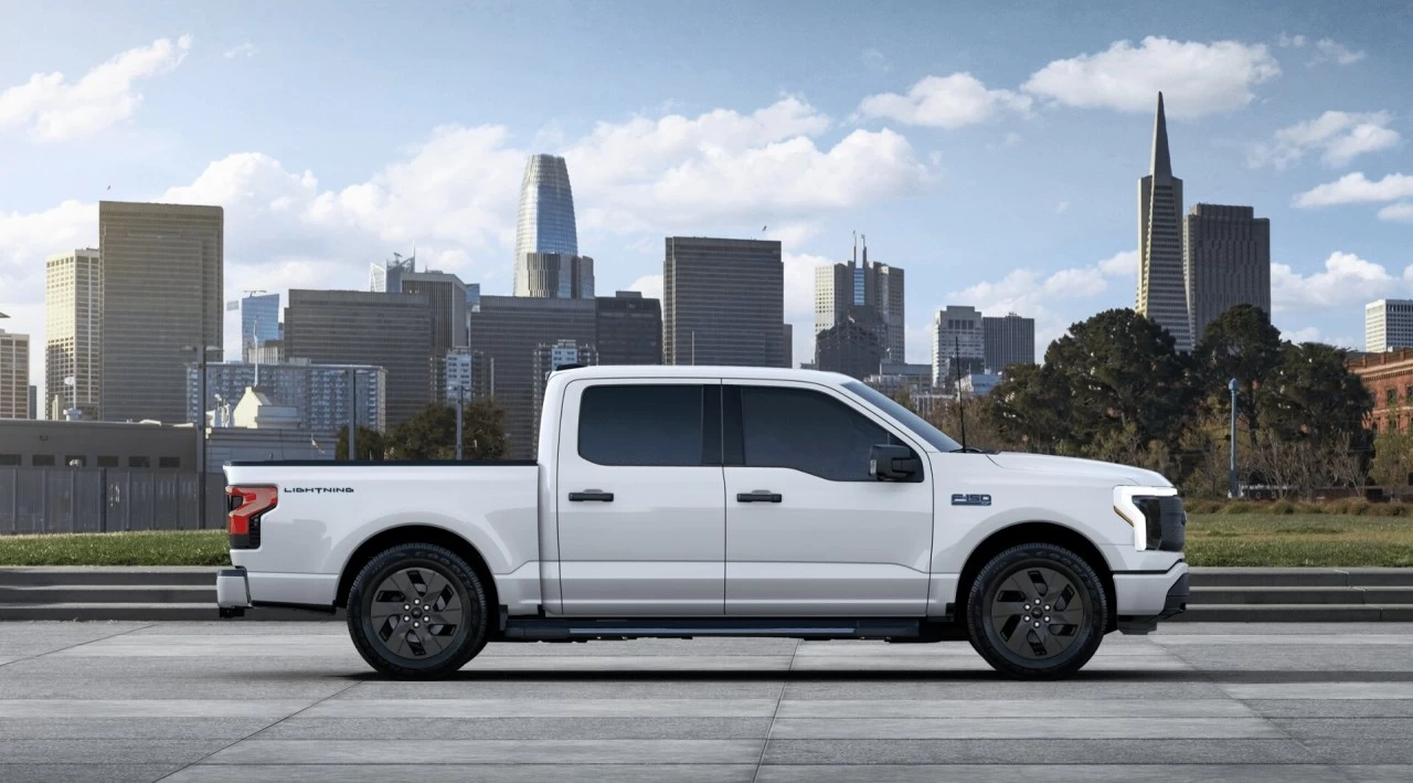 2024 Ford F-150 Lightning XLT https://www.st-norbertford.com/resize/b990ff35b810a3abc0cc817b2ca24889-1