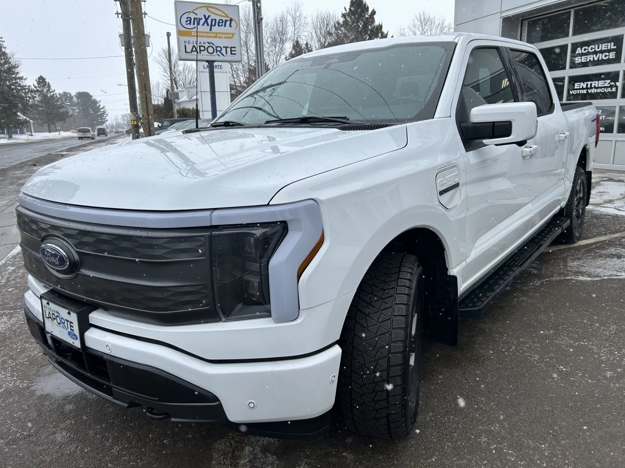 2023 Ford F-150 Lightning Lariat https://www.st-norbertford.com/resize/b990ff35b810a3abc0cc817b2ca24889-1