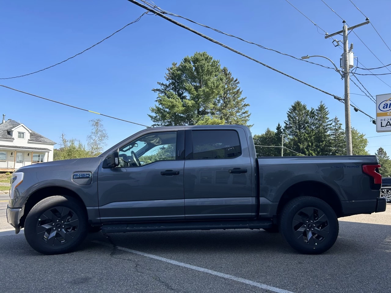 2024 Ford F-150 Lightning XLT 4x4 https://www.st-norbertford.com/resize/b990ff35b810a3abc0cc817b2ca24889-1