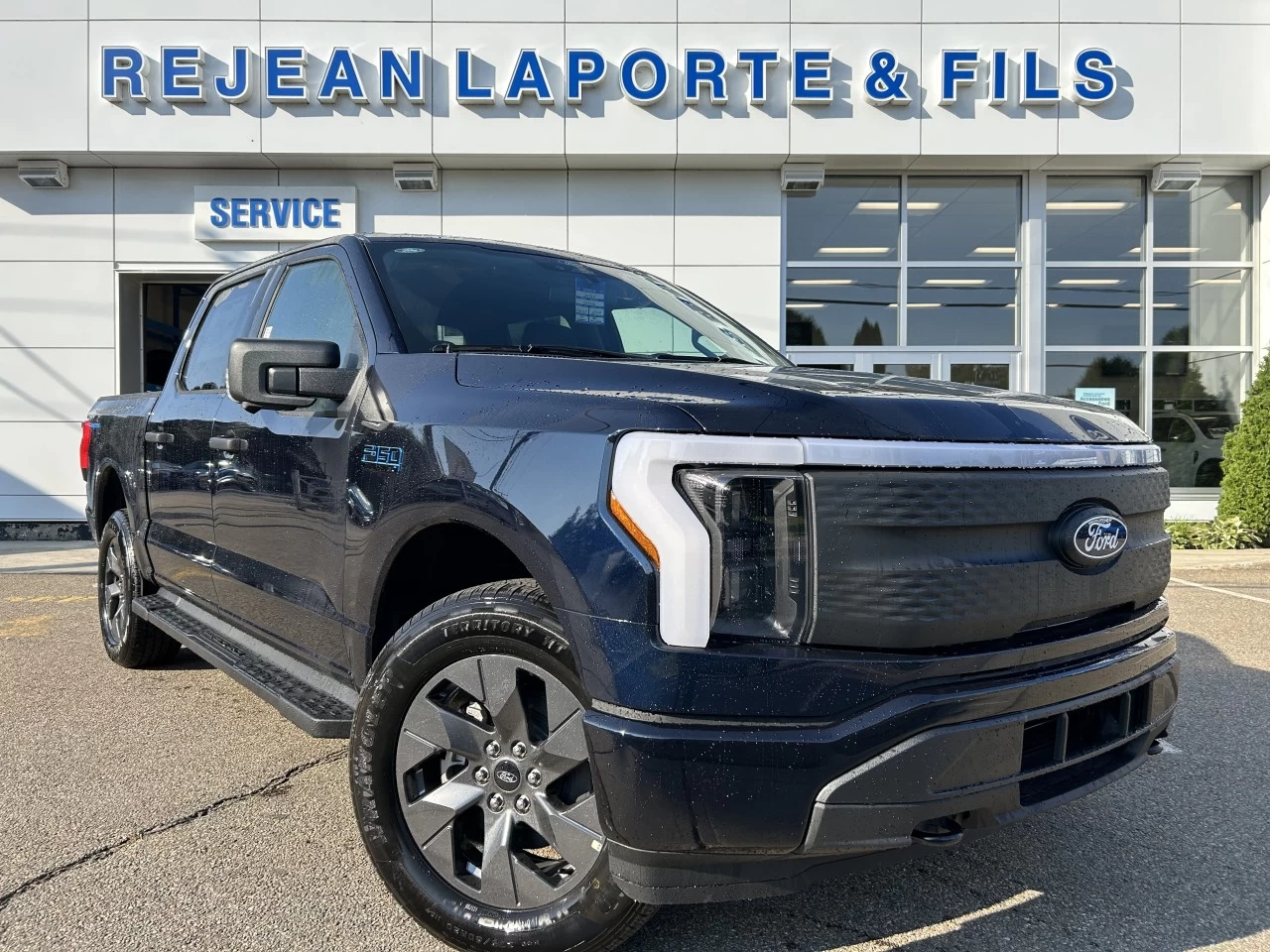 2024 Ford F-150 Lightning XLT 4x4 https://www.st-norbertford.com/resize/b990ff35b810a3abc0cc817b2ca24889-1