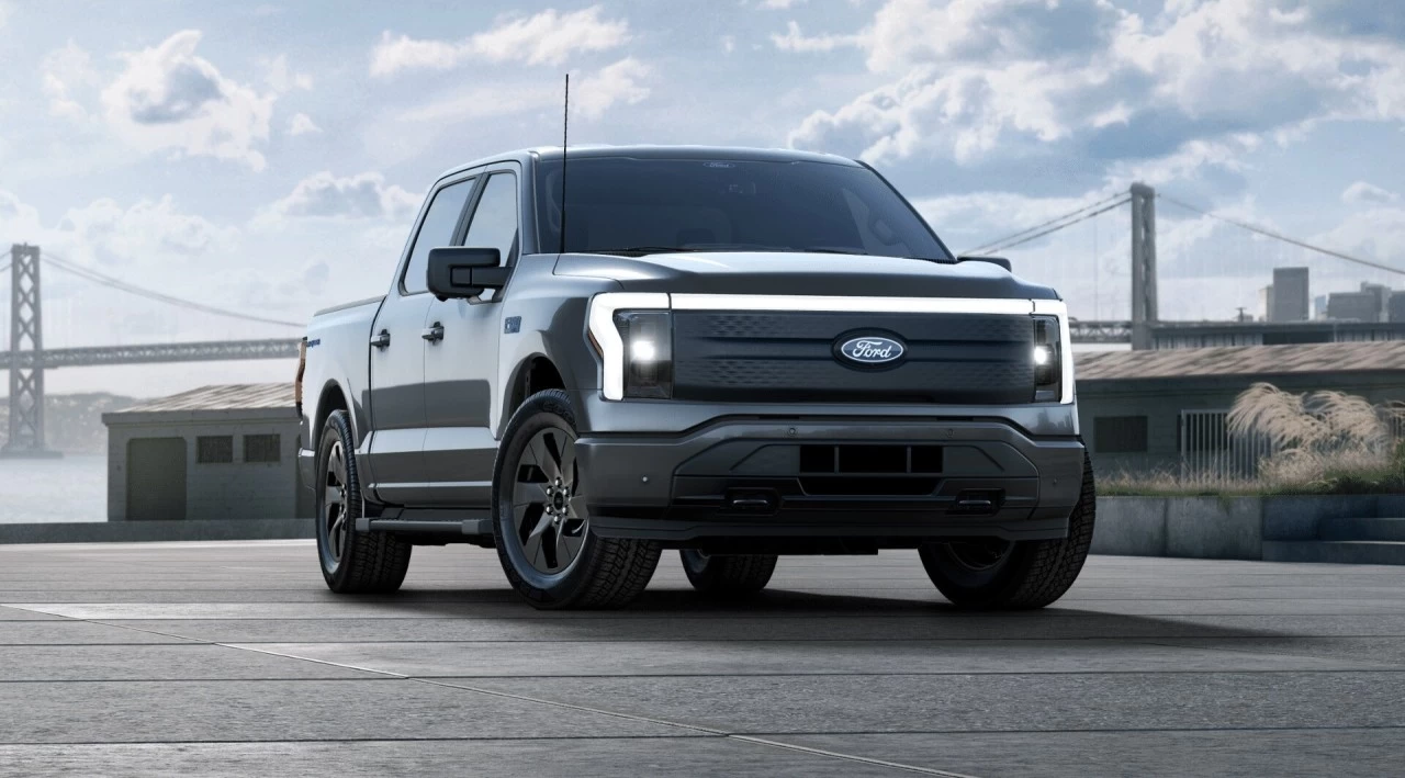 2024 Ford F-150 Lightning XLT 4x4 https://www.st-norbertford.com/resize/b990ff35b810a3abc0cc817b2ca24889-1