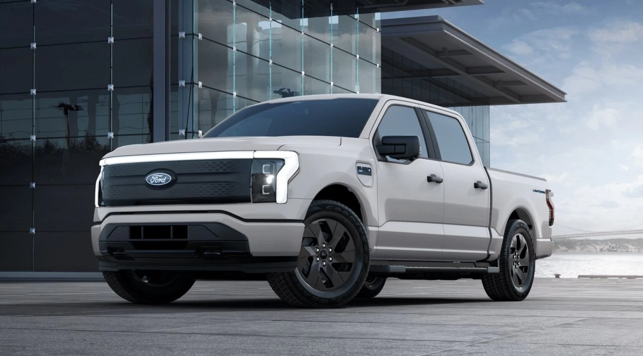 2024 Ford F-150 Lightning XLT 4X4 https://www.st-norbertford.com/resize/b990ff35b810a3abc0cc817b2ca24889-1