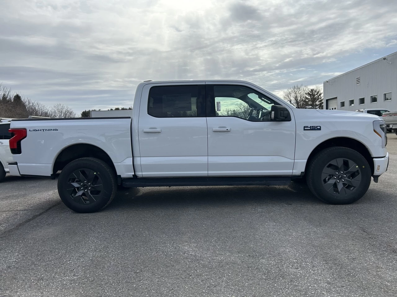 2025 Ford F-150 Lightning FLASH https://www.st-norbertford.com/resize/b990ff35b810a3abc0cc817b2ca24889-1