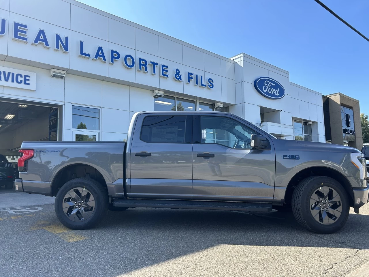 2024 Ford F-150 Lightning XLT 4x4 https://www.st-norbertford.com/resize/b990ff35b810a3abc0cc817b2ca24889-1