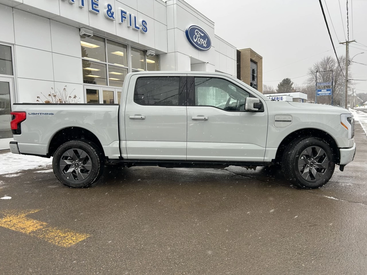 2023 Ford F-150 Lightning Lariat AWD https://www.st-norbertford.com/resize/b990ff35b810a3abc0cc817b2ca24889-1