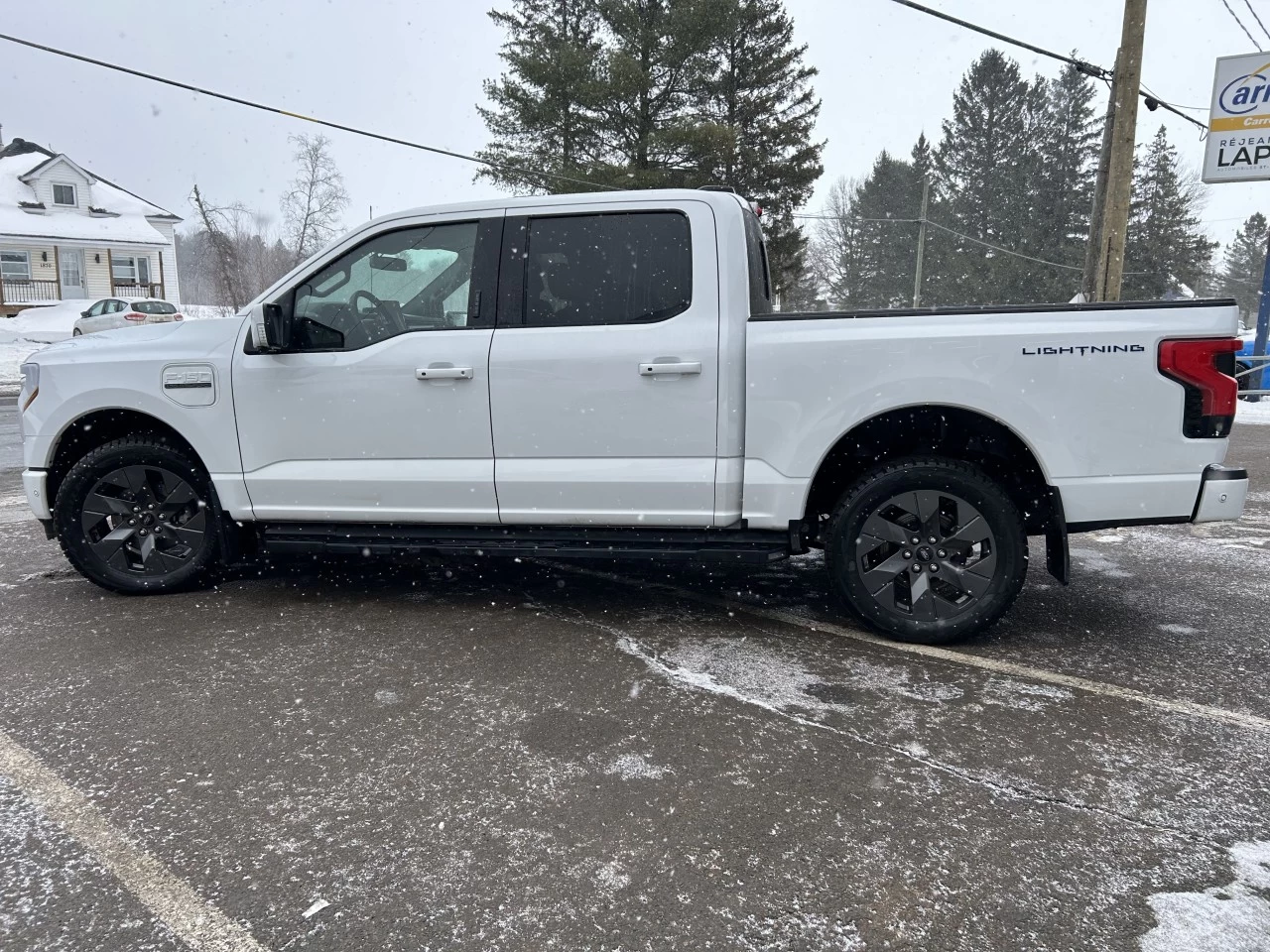 2023 Ford F-150 Lightning Lariat https://www.st-norbertford.com/resize/b990ff35b810a3abc0cc817b2ca24889-1