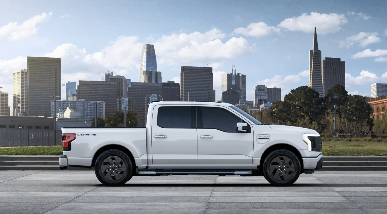 2024 Ford F-150 Lightning LARIAT https://www.st-norbertford.com/resize/b990ff35b810a3abc0cc817b2ca24889-1