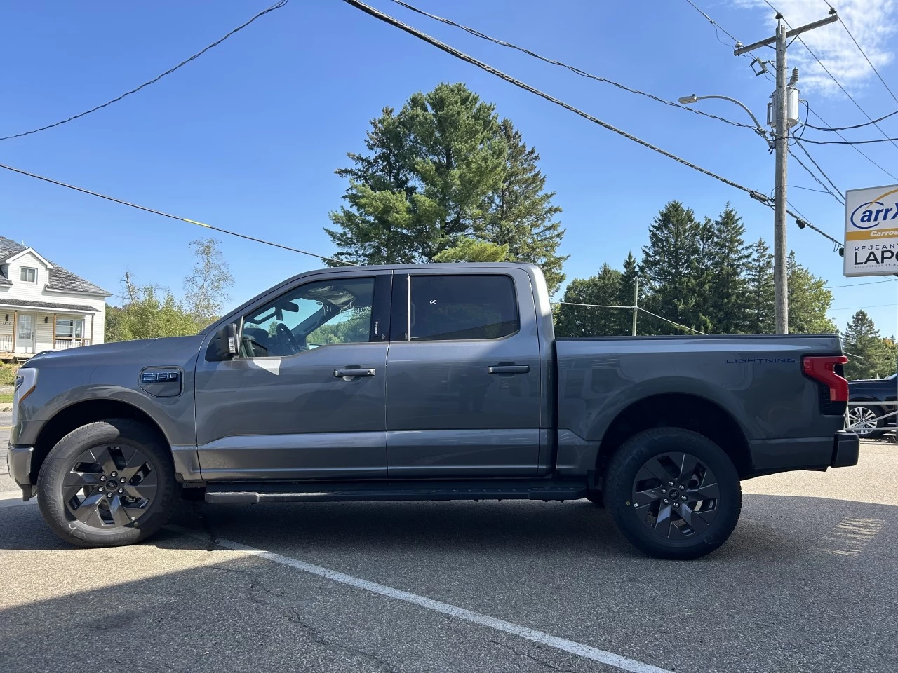 2024 Ford F-150 Lightning FLASH 4x4 https://www.st-norbertford.com/resize/b990ff35b810a3abc0cc817b2ca24889-1