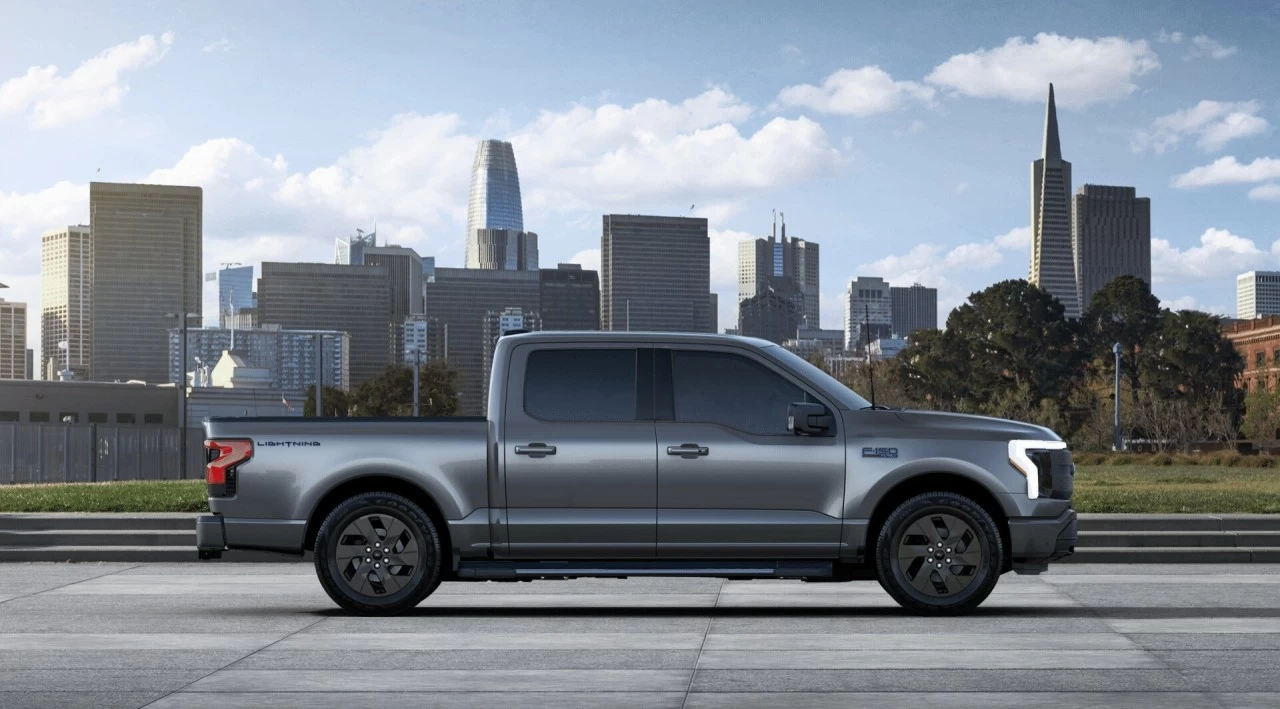 2024 Ford F-150 Lightning XLT 4x4 https://www.st-norbertford.com/resize/b990ff35b810a3abc0cc817b2ca24889-1