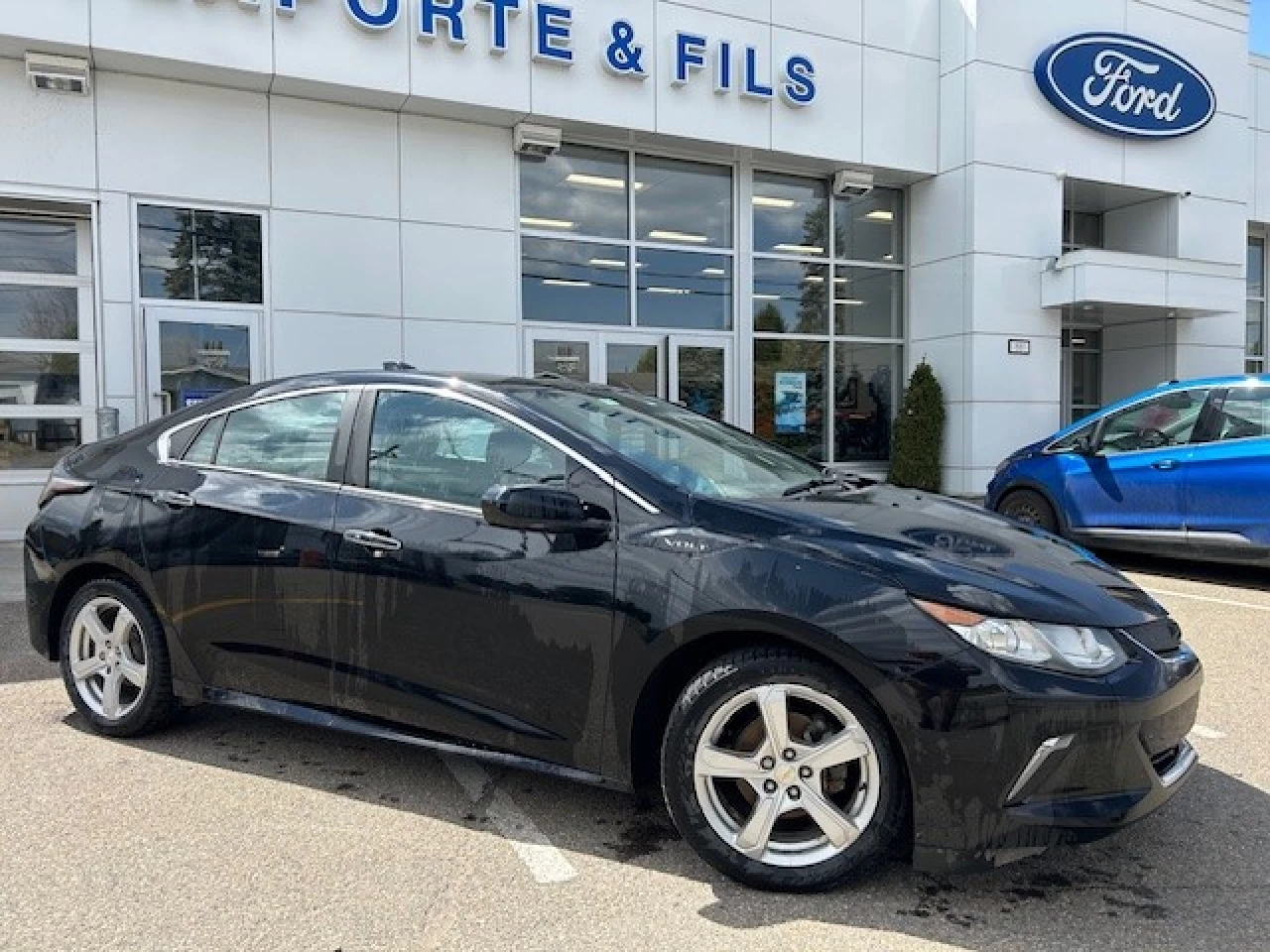 2017 Chevrolet Volt LT https://www.st-norbertford.com/resize/b990ff35b810a3abc0cc817b2ca24889-1