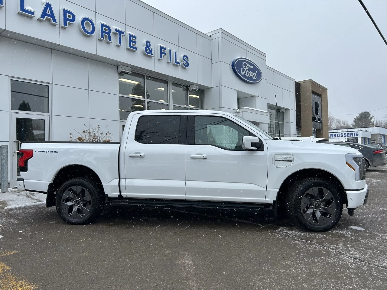 2023 Ford F-150 Lightning Lariat https://www.st-norbertford.com/resize/b990ff35b810a3abc0cc817b2ca24889-1