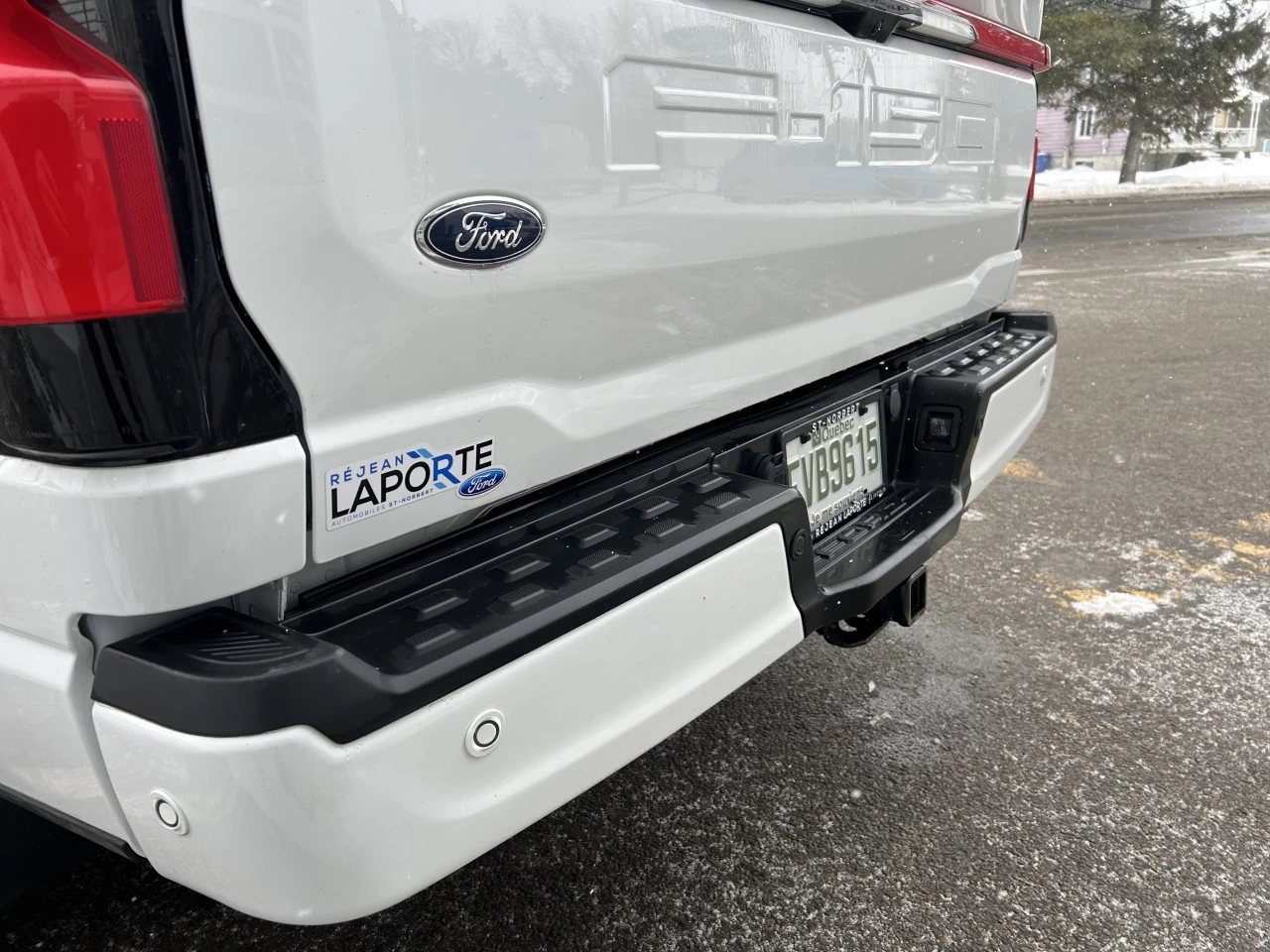 2023 Ford F-150 Lightning Lariat https://www.st-norbertford.com/resize/b990ff35b810a3abc0cc817b2ca24889-1