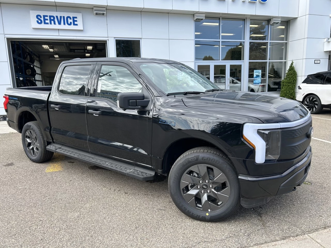 2024 Ford F-150 Lightning XLT 4x4 https://www.st-norbertford.com/resize/b990ff35b810a3abc0cc817b2ca24889-1