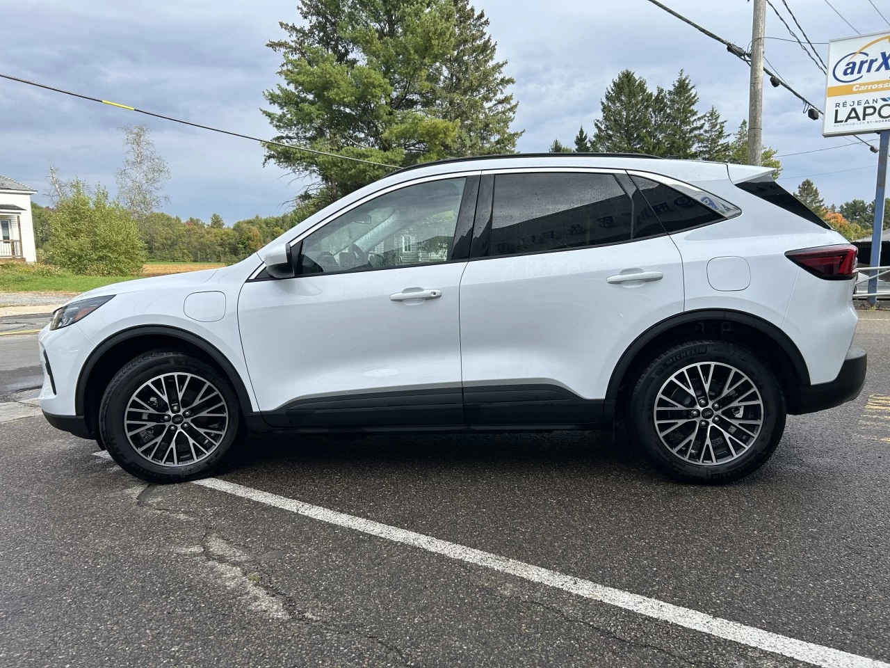 2023 Ford Escape PHEV https://www.st-norbertford.com/resize/b990ff35b810a3abc0cc817b2ca24889-1