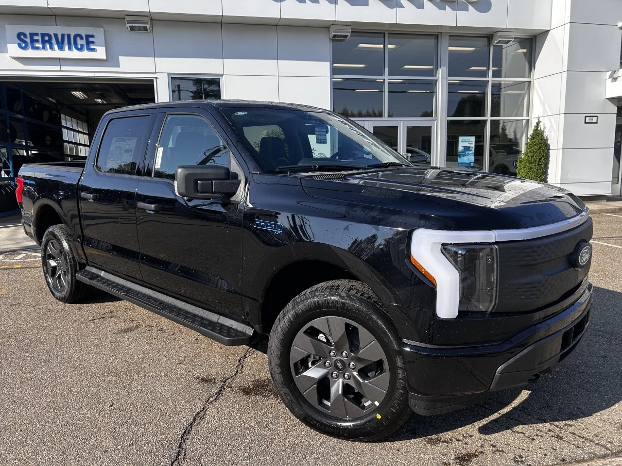 2024 Ford F-150 Lightning XLT 4x4 https://www.st-norbertford.com/resize/b990ff35b810a3abc0cc817b2ca24889-1