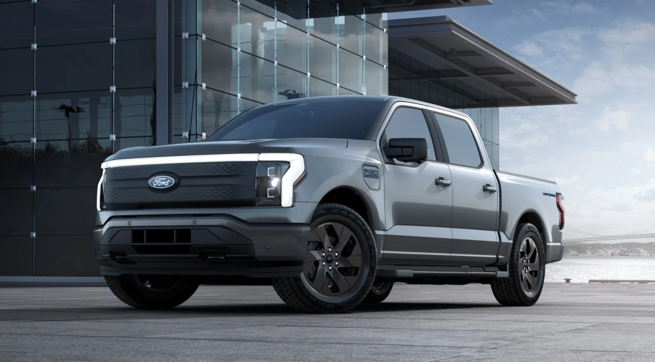 2024 Ford F-150 Lightning XLT 4x4 https://www.st-norbertford.com/resize/b990ff35b810a3abc0cc817b2ca24889-1