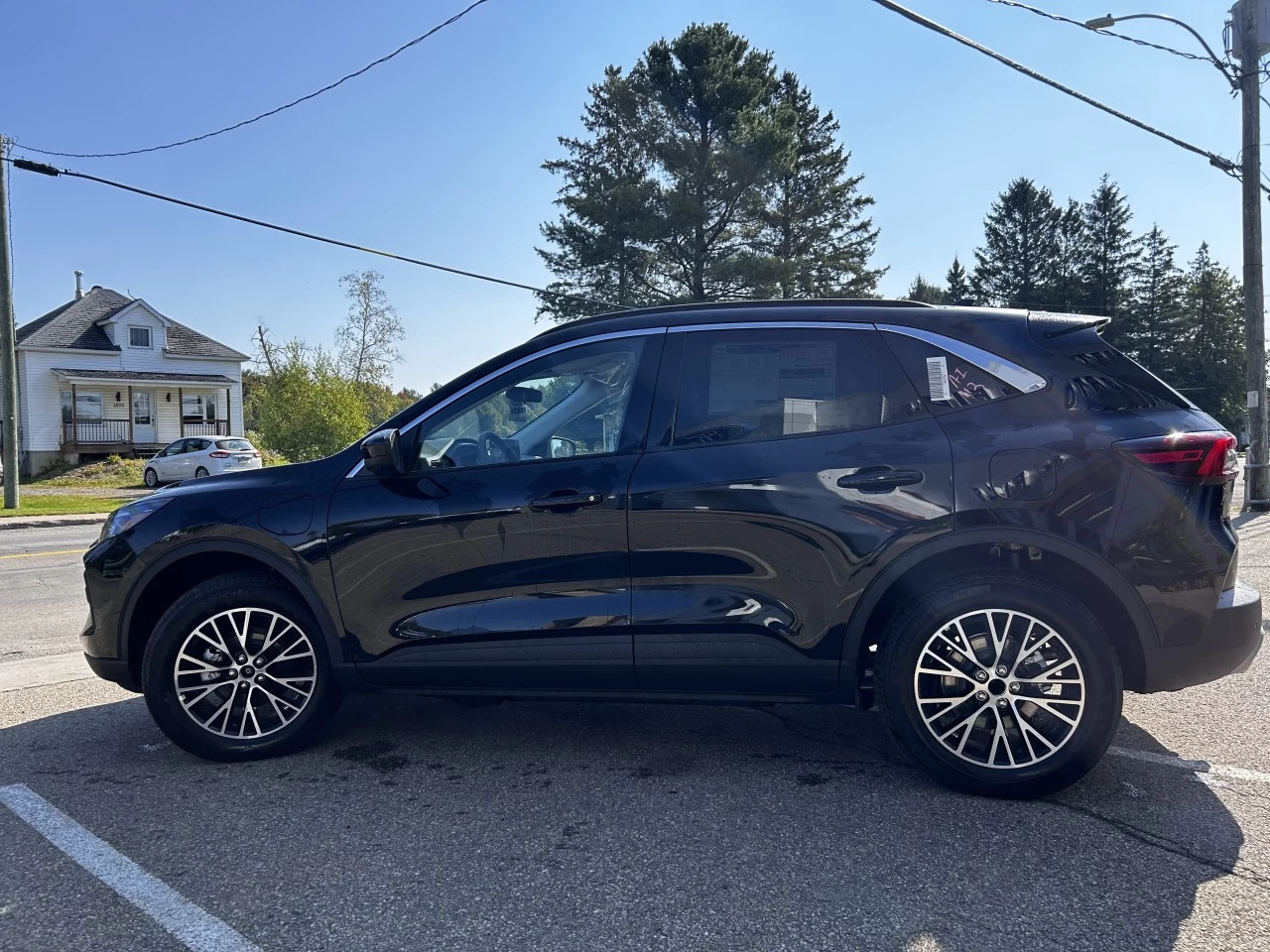 2024 Ford Escape PHEV https://www.st-norbertford.com/resize/b990ff35b810a3abc0cc817b2ca24889-1