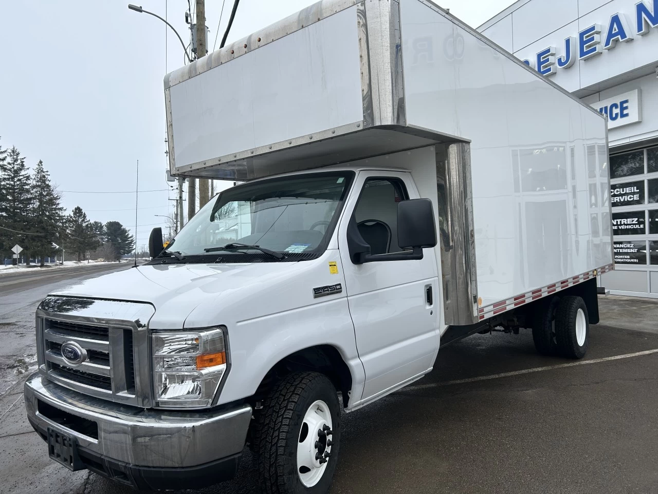 2018 Ford SÉrie E tronquÉ E-450 DRW WB Image principale