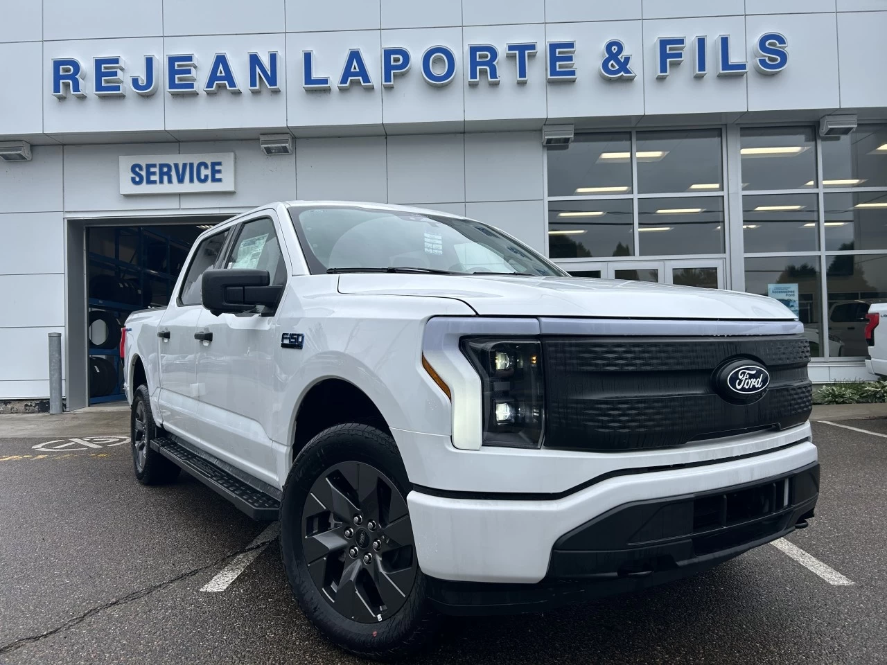 2024 Ford F-150 Lightning XLT https://www.st-norbertford.com/resize/b990ff35b810a3abc0cc817b2ca24889-1