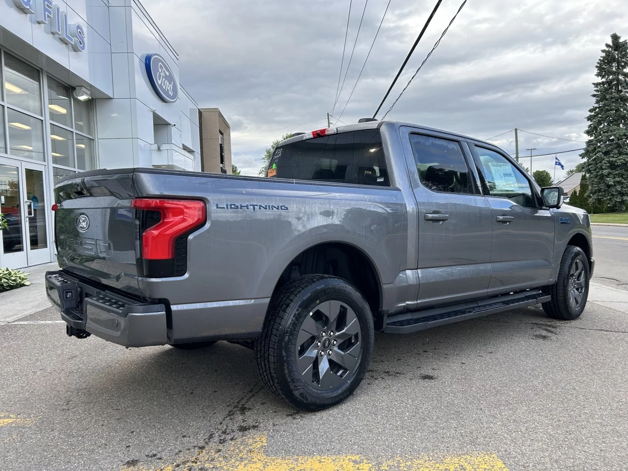 2024 Ford F-150 Lightning Flash https://www.st-norbertford.com/resize/b990ff35b810a3abc0cc817b2ca24889-1